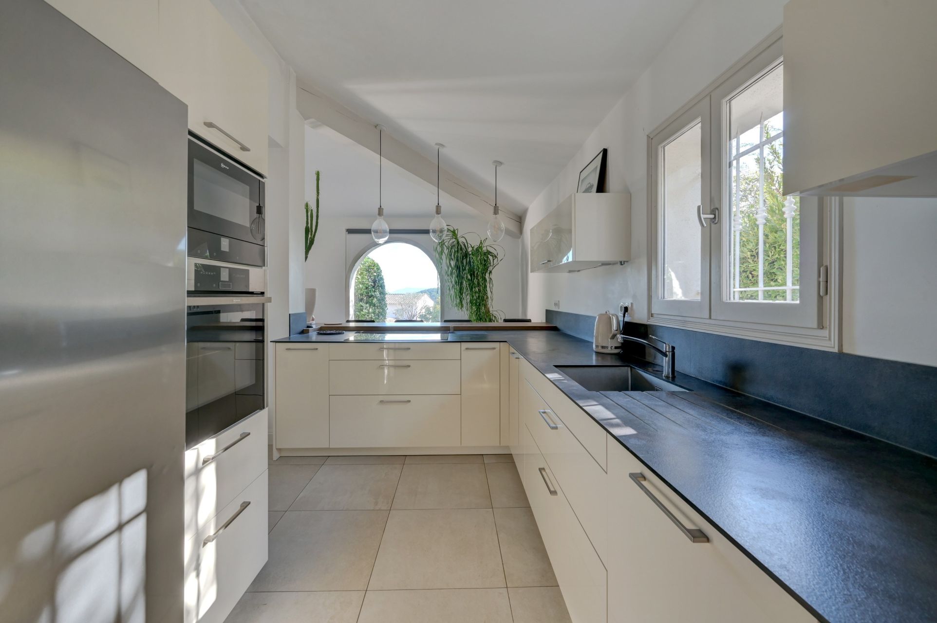 house 5 Rooms for sale on EGUILLES (13510)