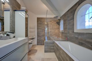 house 5 Rooms for sale on EGUILLES (13510)