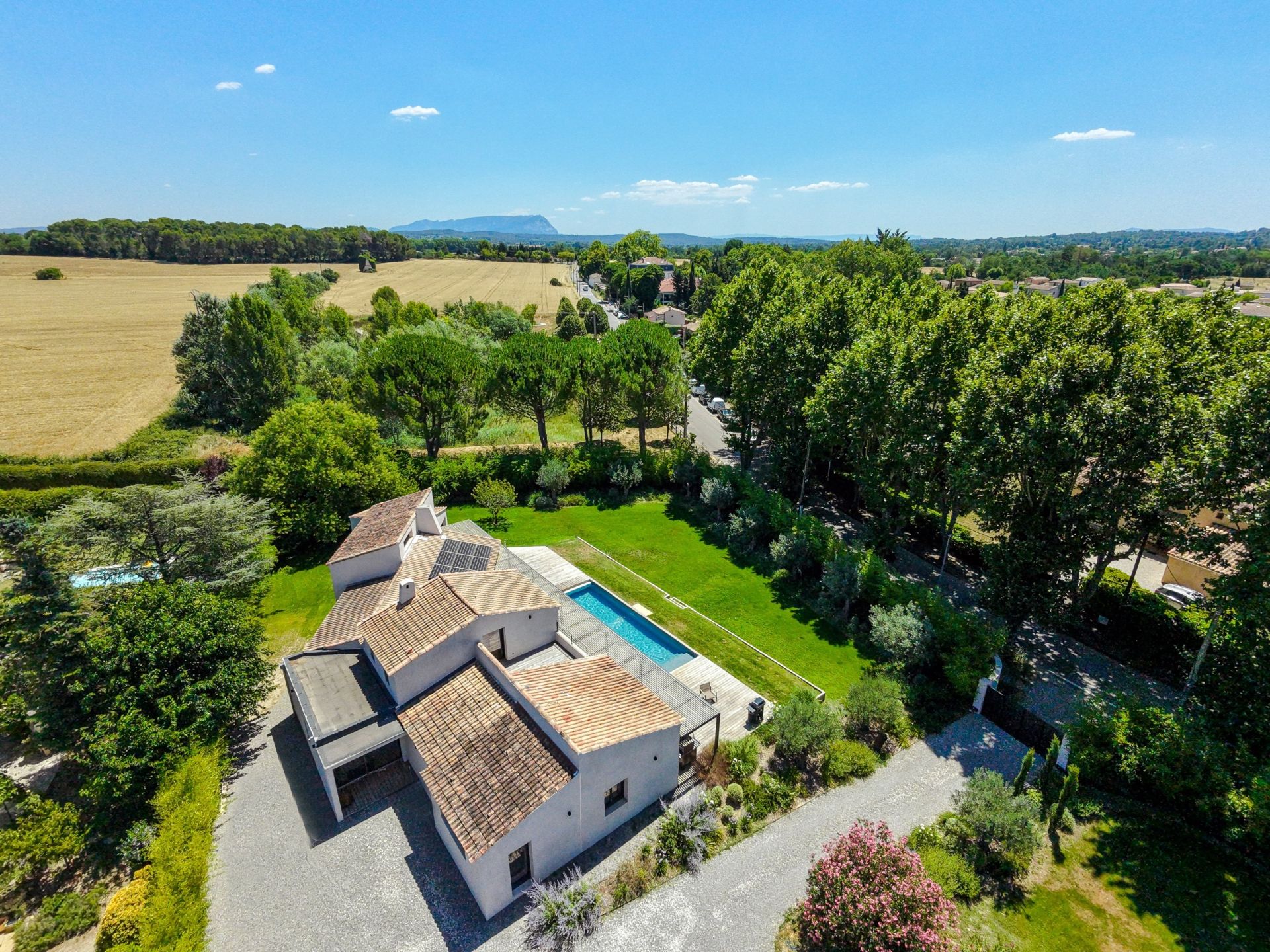 townhouse 8 Rooms for sale on AIX EN PROVENCE (13100)