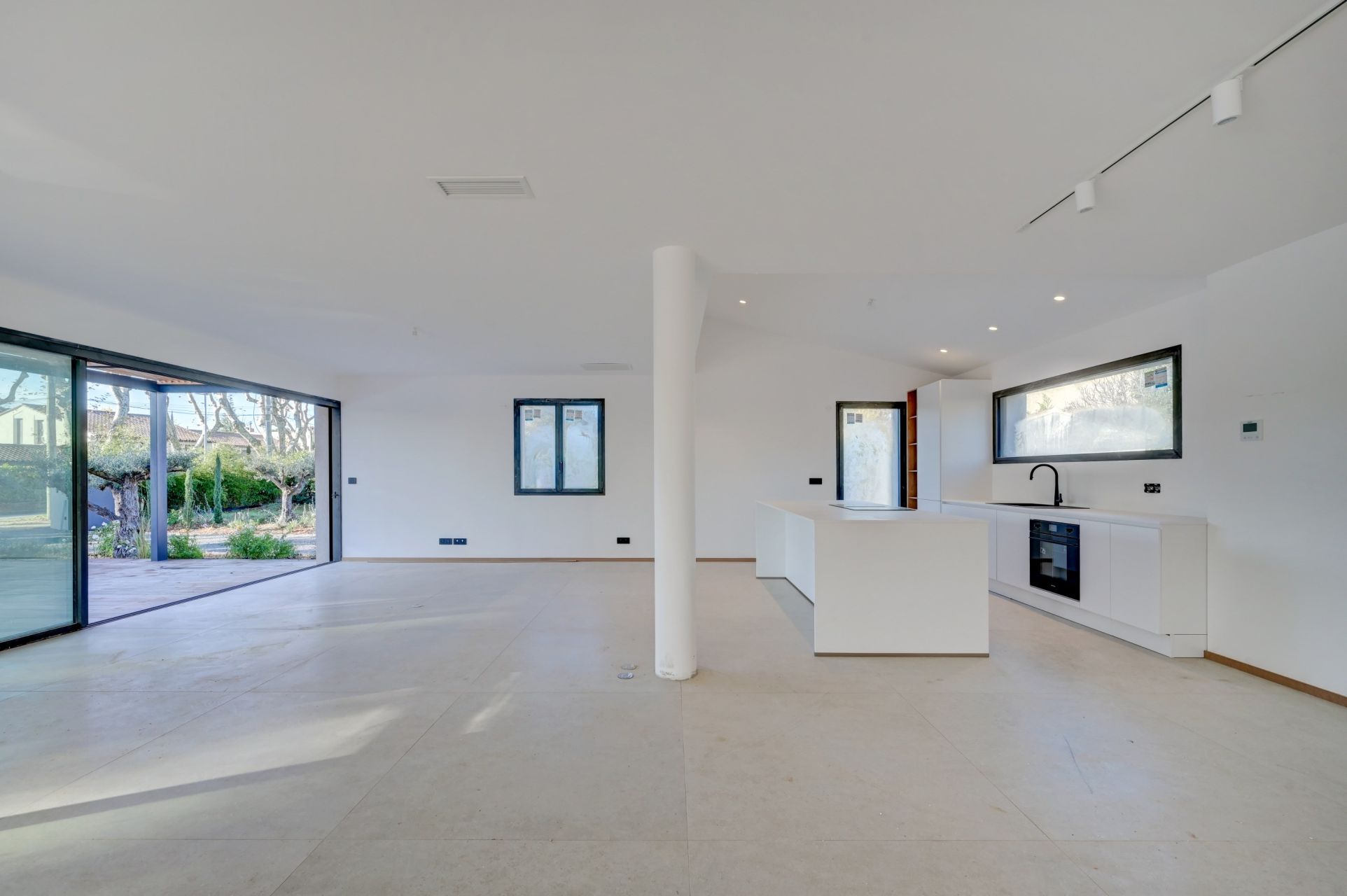 townhouse 8 Rooms for sale on AIX EN PROVENCE (13100)