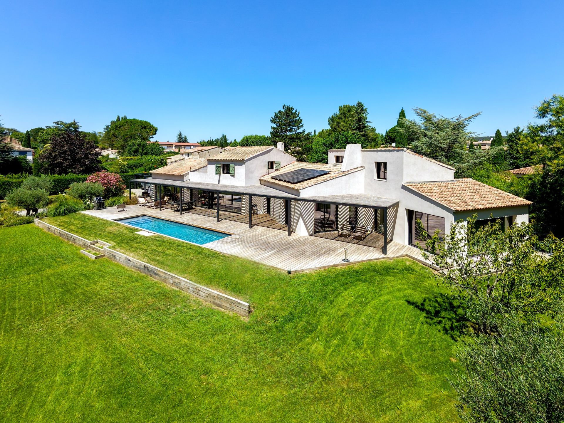 townhouse 8 Rooms for sale on AIX EN PROVENCE (13100)
