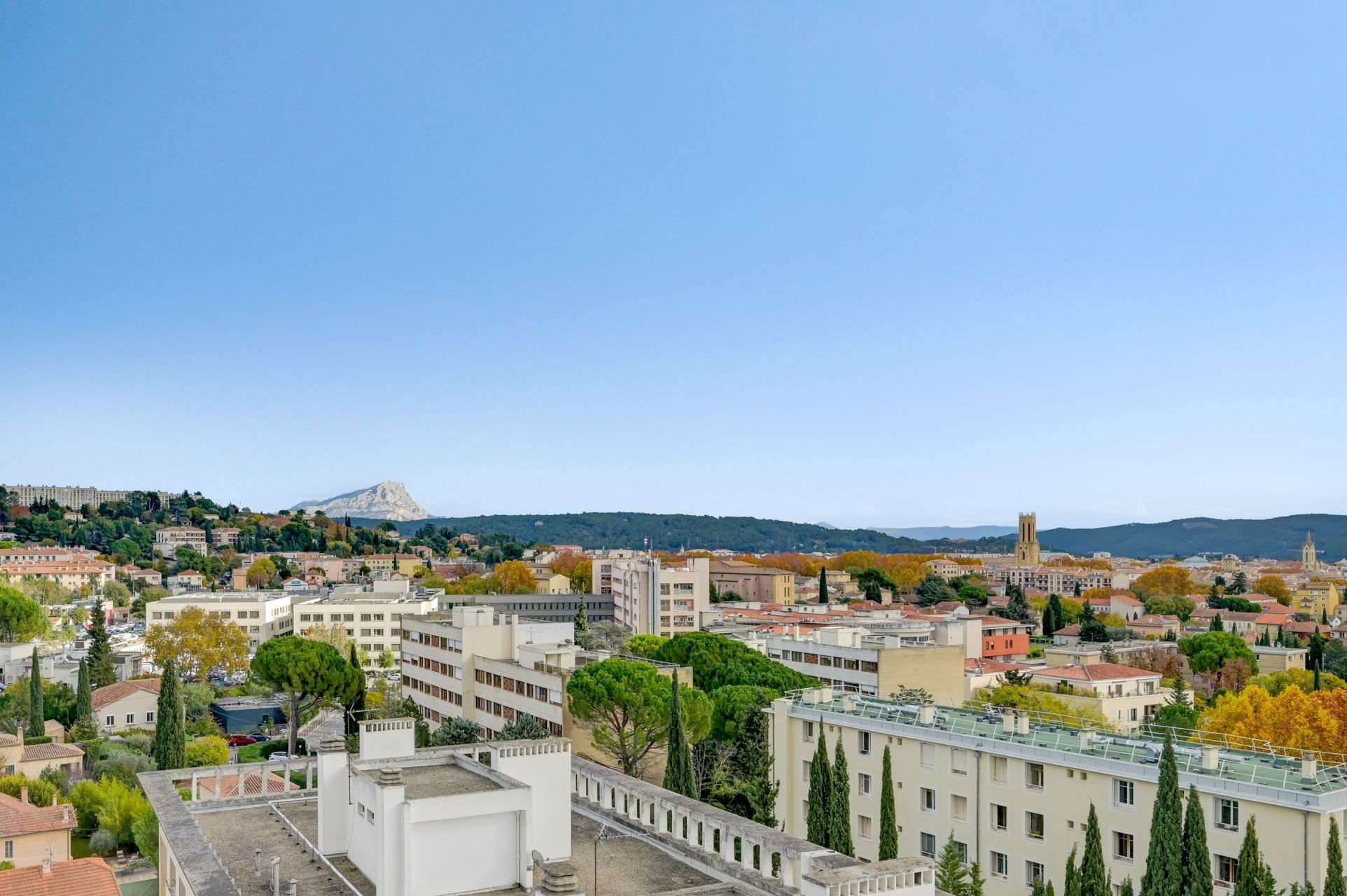 apartment 5 Rooms for sale on AIX EN PROVENCE (13100)