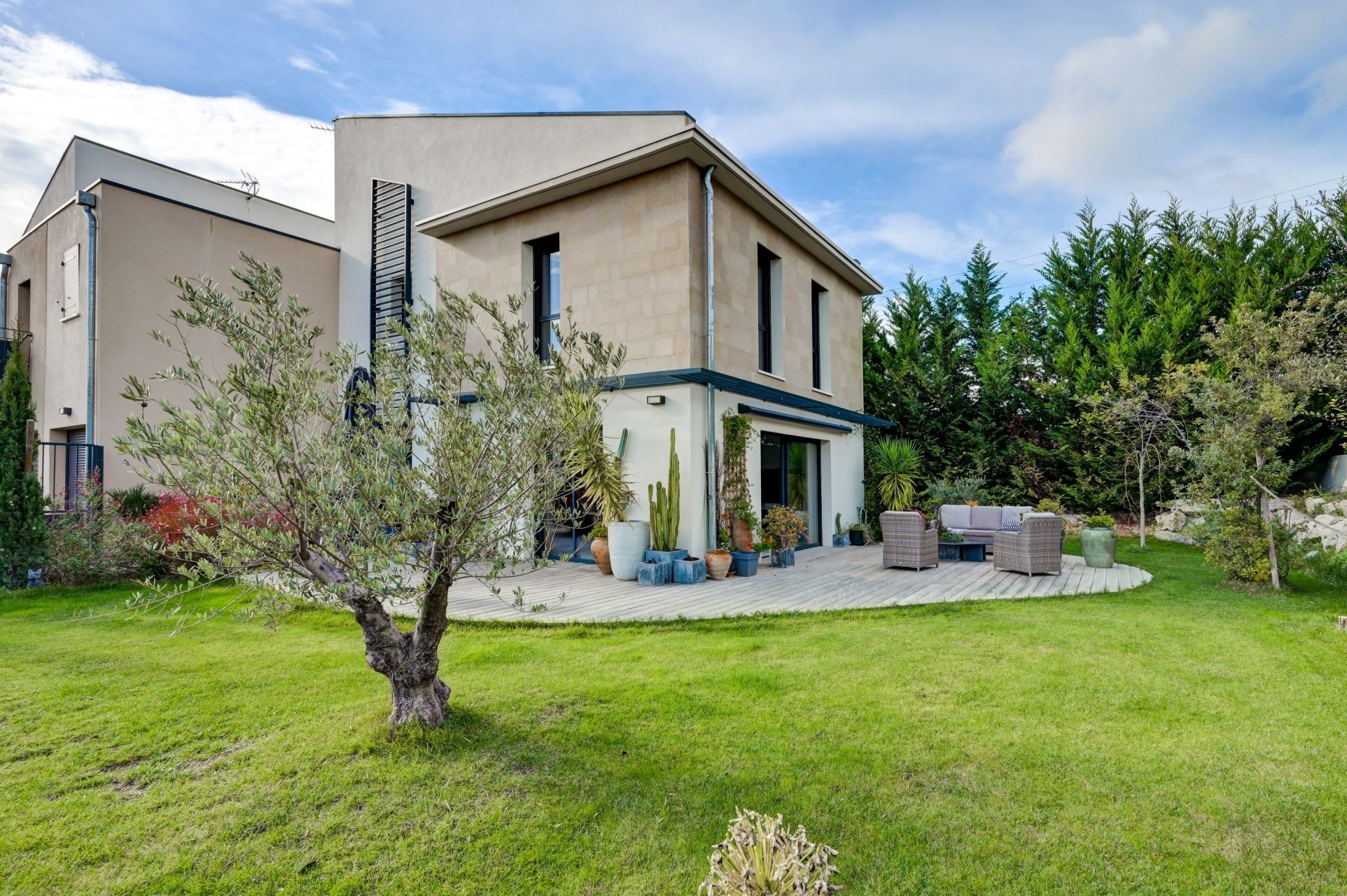 house 4 Rooms for sale on AIX EN PROVENCE (13090)