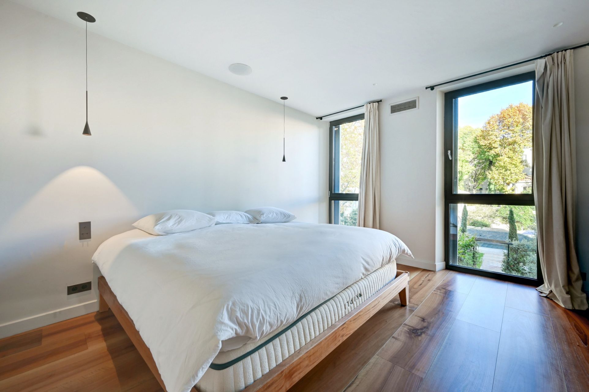 house 8 Rooms for sale on AIX EN PROVENCE (13100)