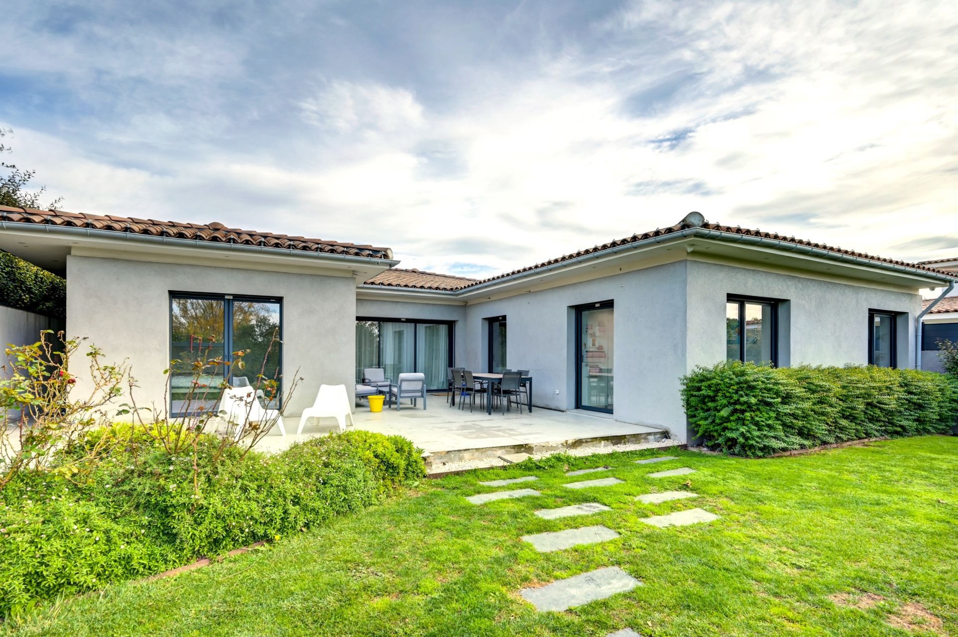 house 5 Rooms for sale on EGUILLES (13510)