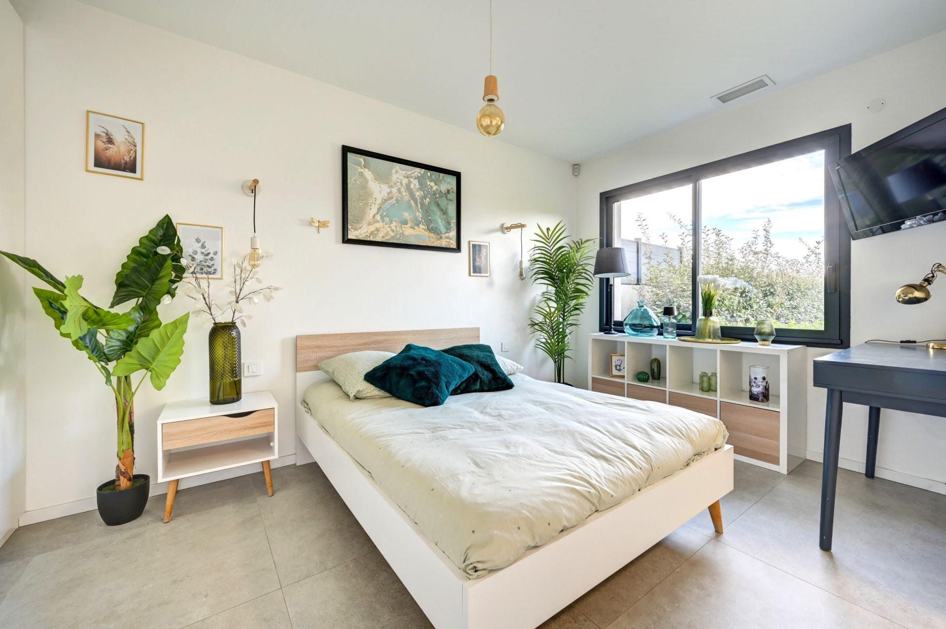 house 5 Rooms for sale on EGUILLES (13510)