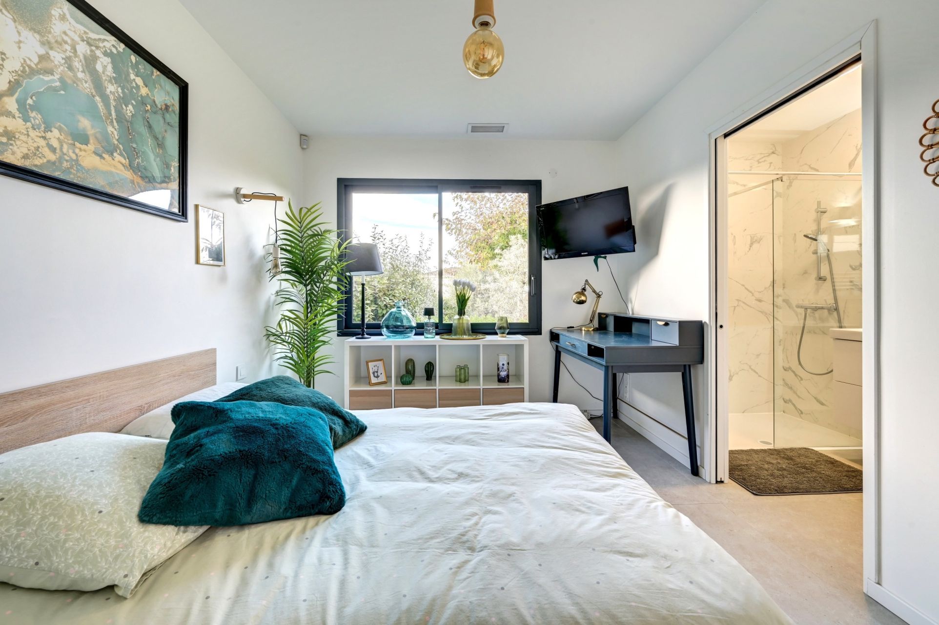 house 5 Rooms for sale on EGUILLES (13510)