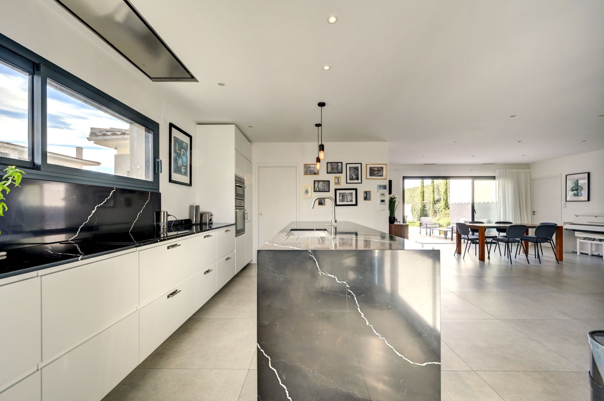 house 5 Rooms for sale on EGUILLES (13510)