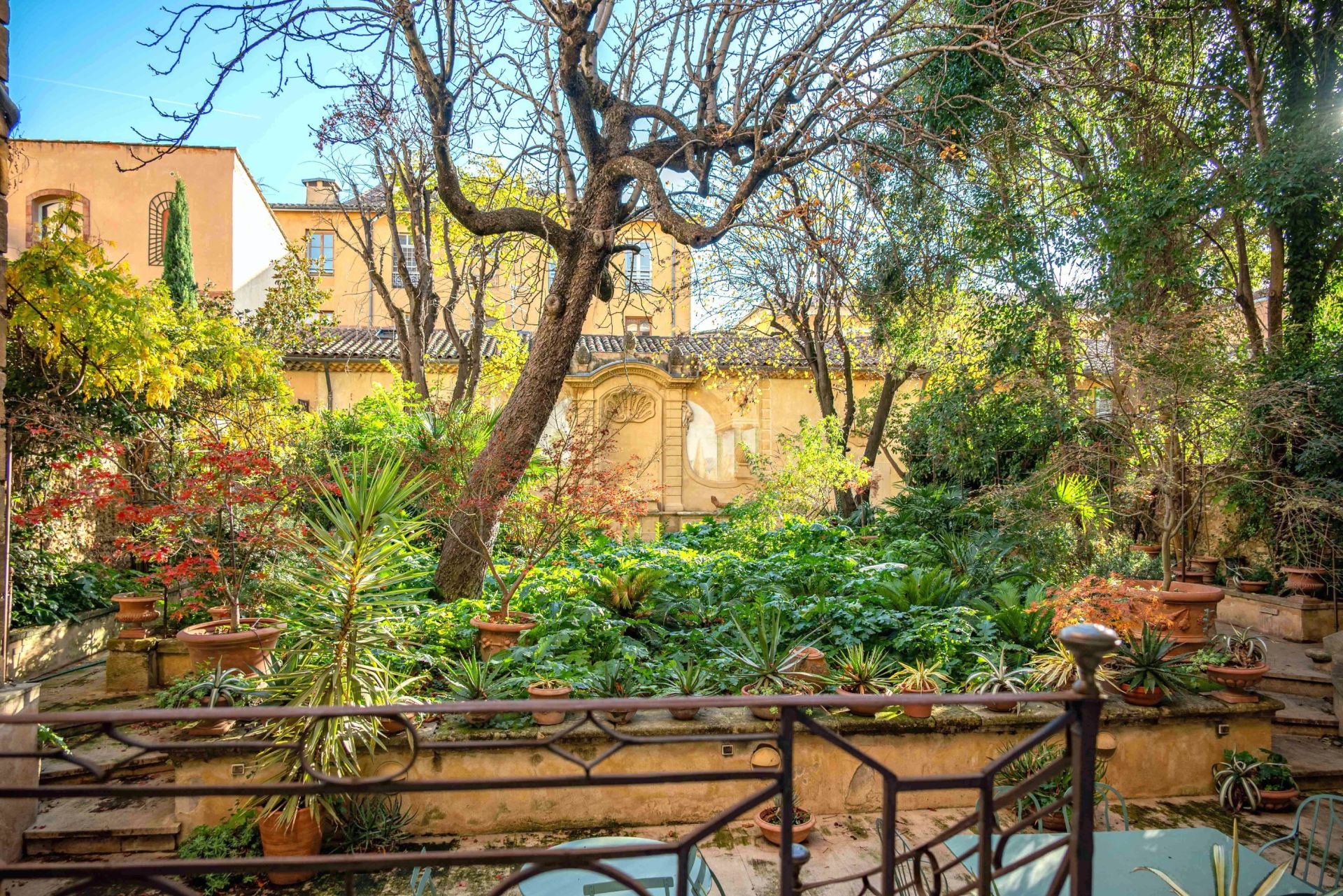 apartment 8 Rooms for sale on AIX EN PROVENCE (13100)
