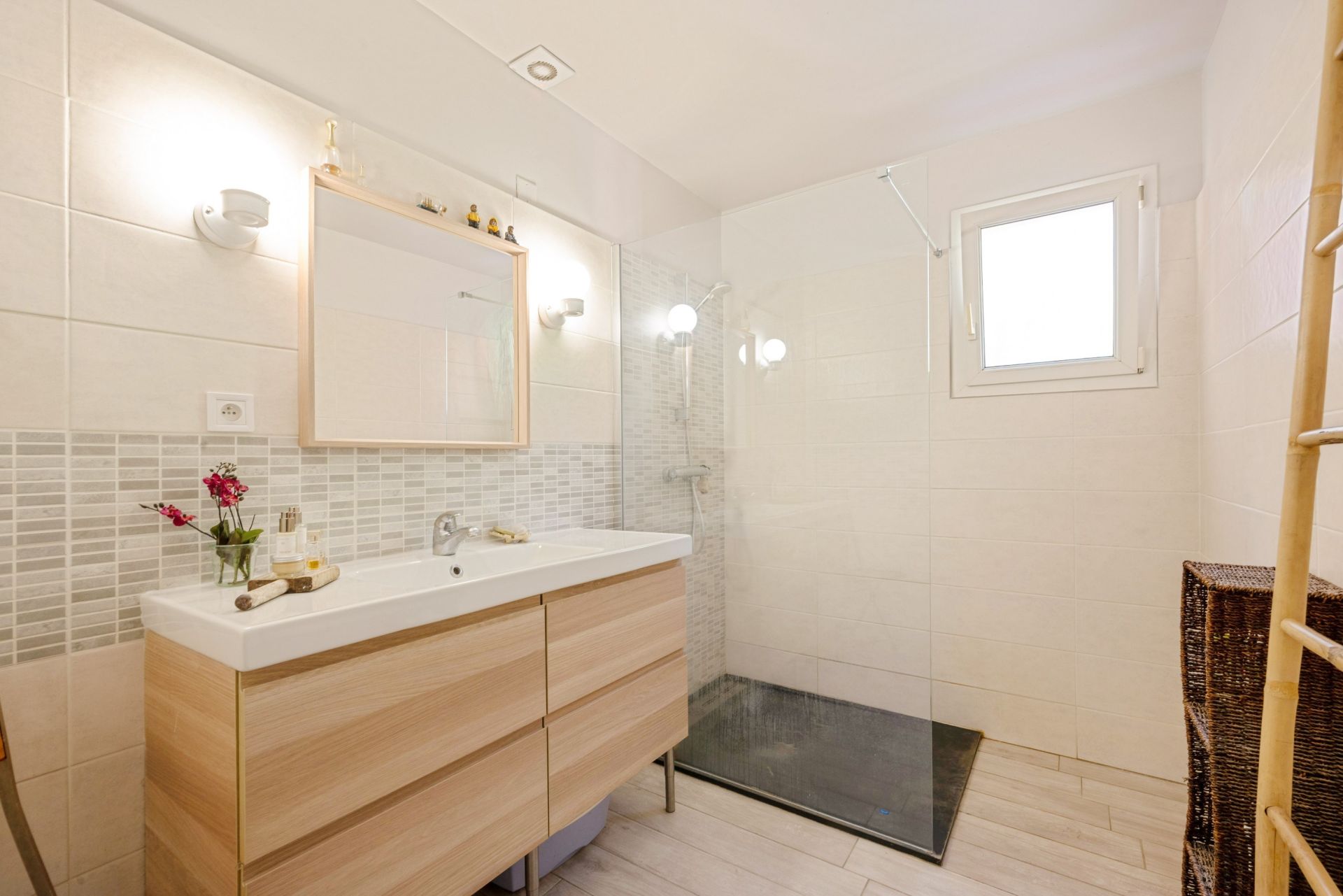 house 6 Rooms for sale on AIX EN PROVENCE (13100)