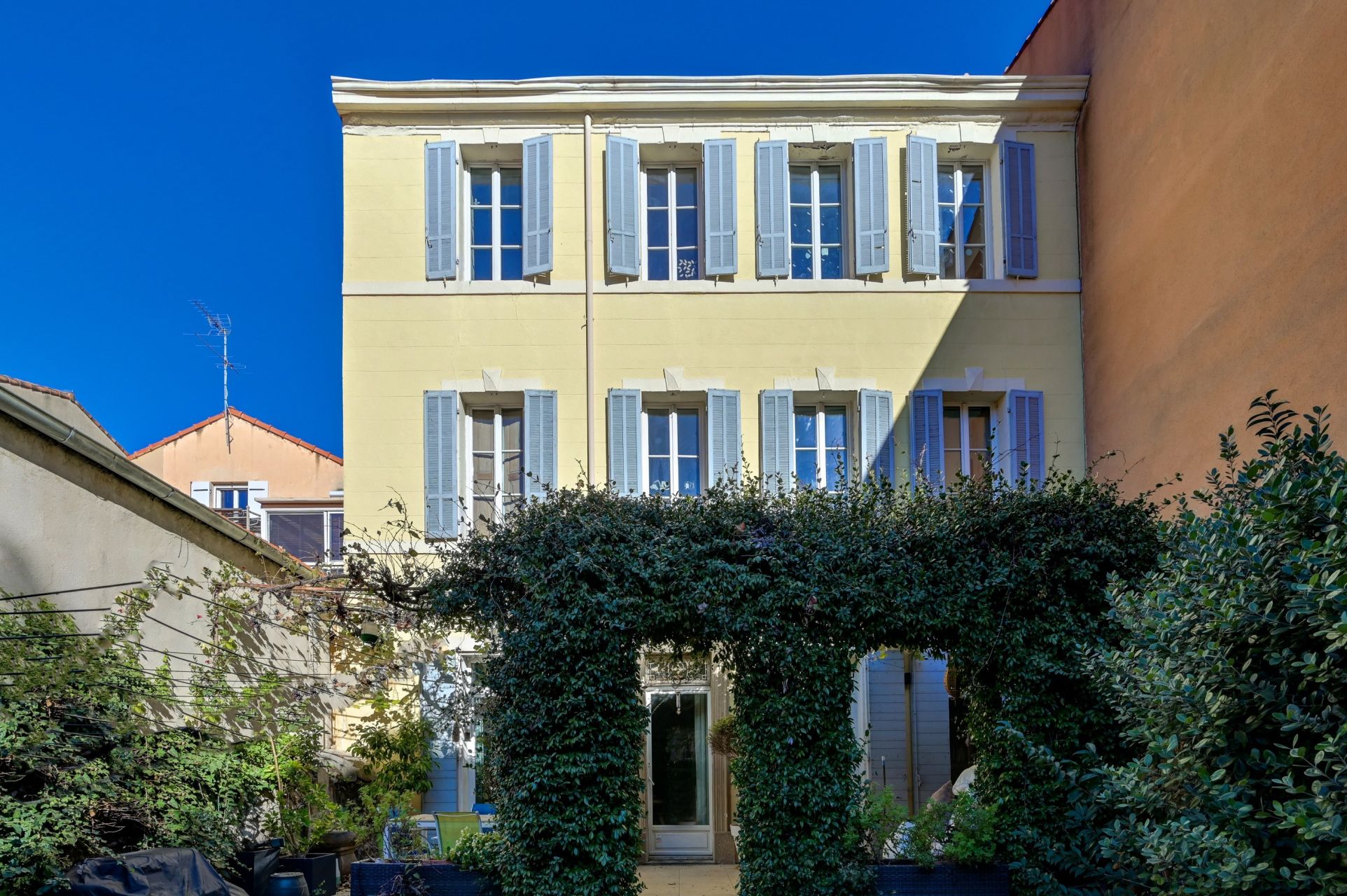 house 10 Rooms for sale on AIX EN PROVENCE (13100)