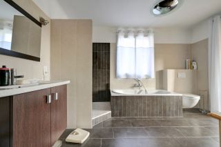 house 8 Rooms for sale on AIX EN PROVENCE (13100)