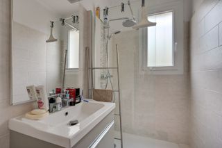 house 8 Rooms for sale on AIX EN PROVENCE (13100)