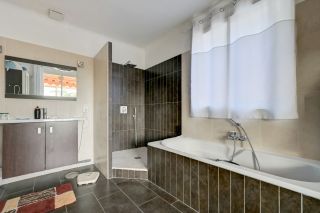 house 8 Rooms for sale on AIX EN PROVENCE (13100)