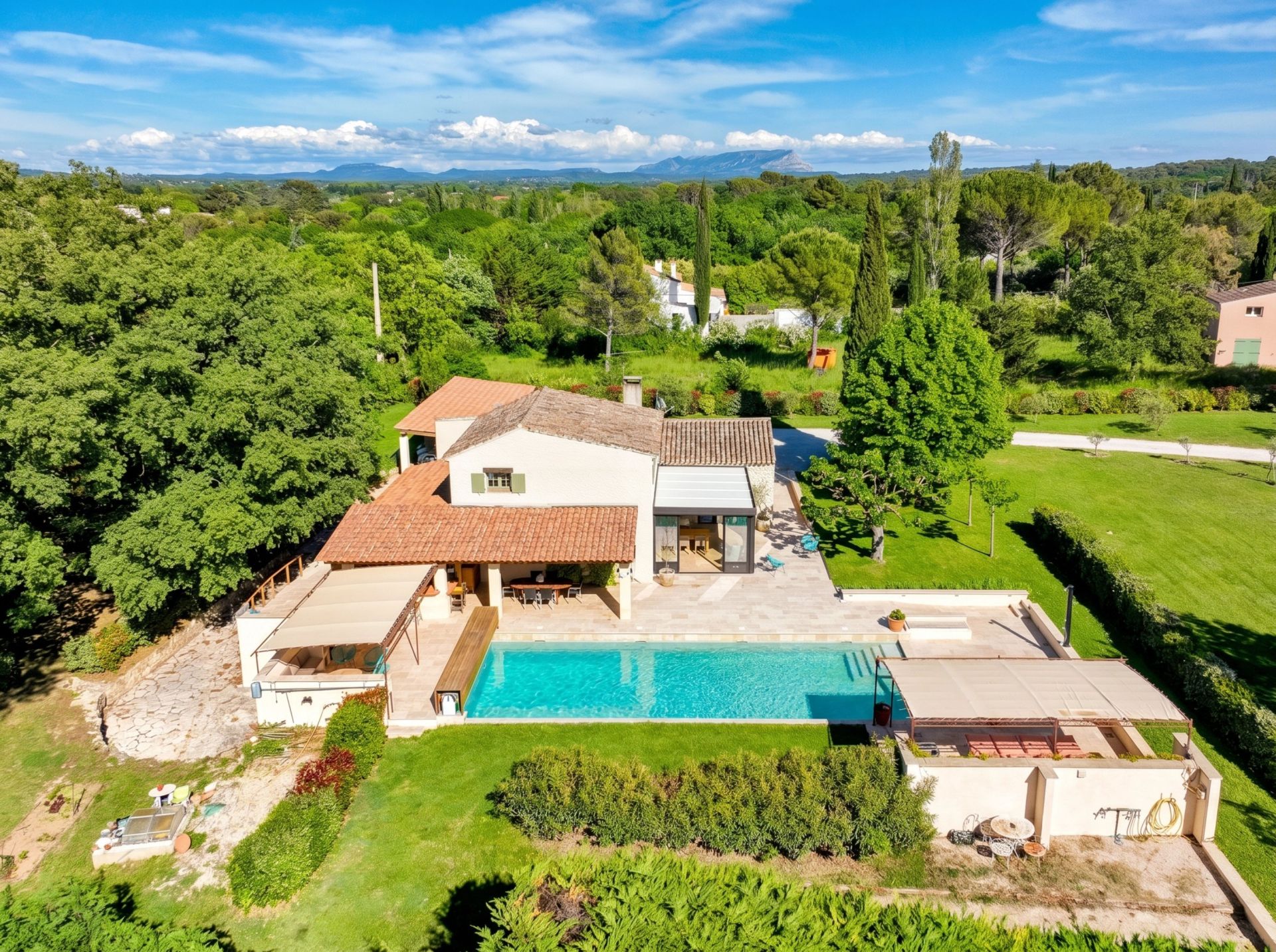 house 10 Rooms for sale on AIX EN PROVENCE (13100)