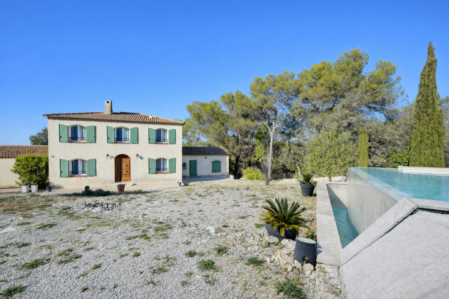 maison 8 Pièces en vente sur EGUILLES (13510)