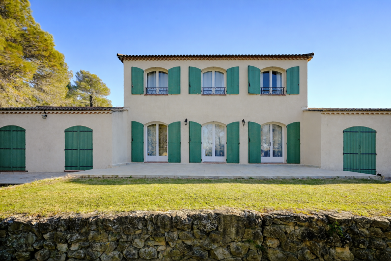 house 8 Rooms for sale on EGUILLES (13510)