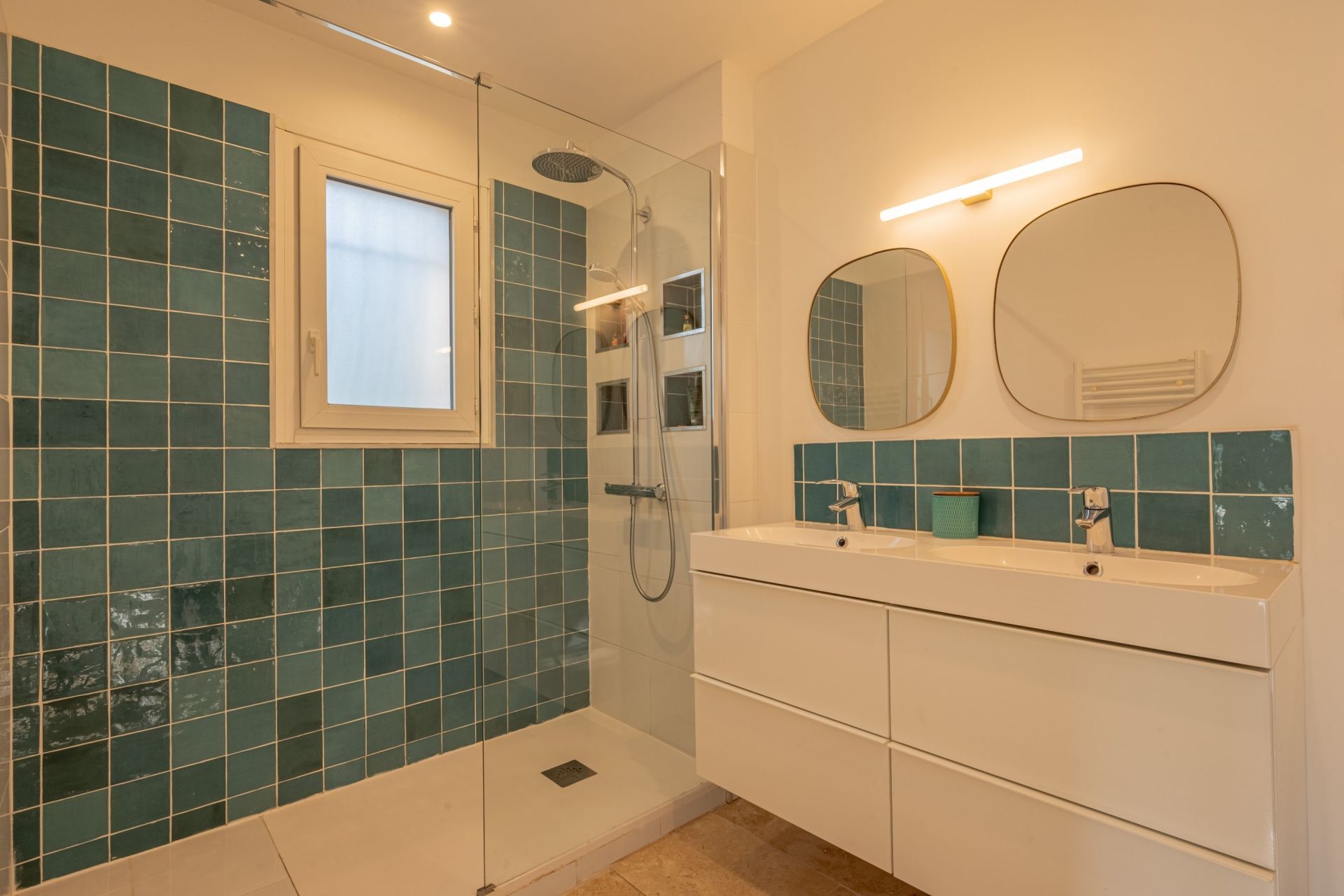 house 8 Rooms for sale on AIX EN PROVENCE (13100)