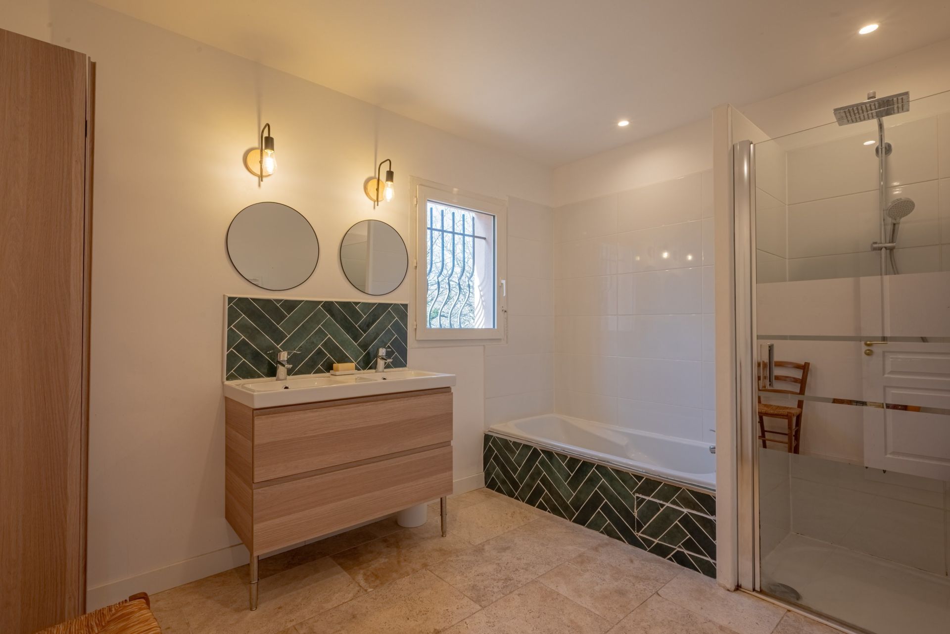 house 8 Rooms for sale on AIX EN PROVENCE (13100)