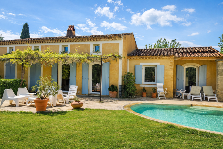 house 5 Rooms for sale on MALLEMORT (13370)