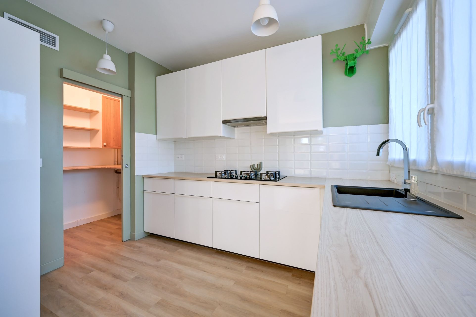 apartment 4 Rooms for sale on AIX EN PROVENCE (13100)