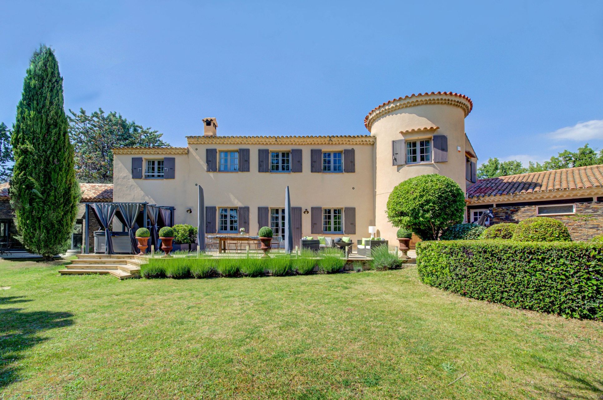 house 7 Rooms for sale on AIX EN PROVENCE (13100)