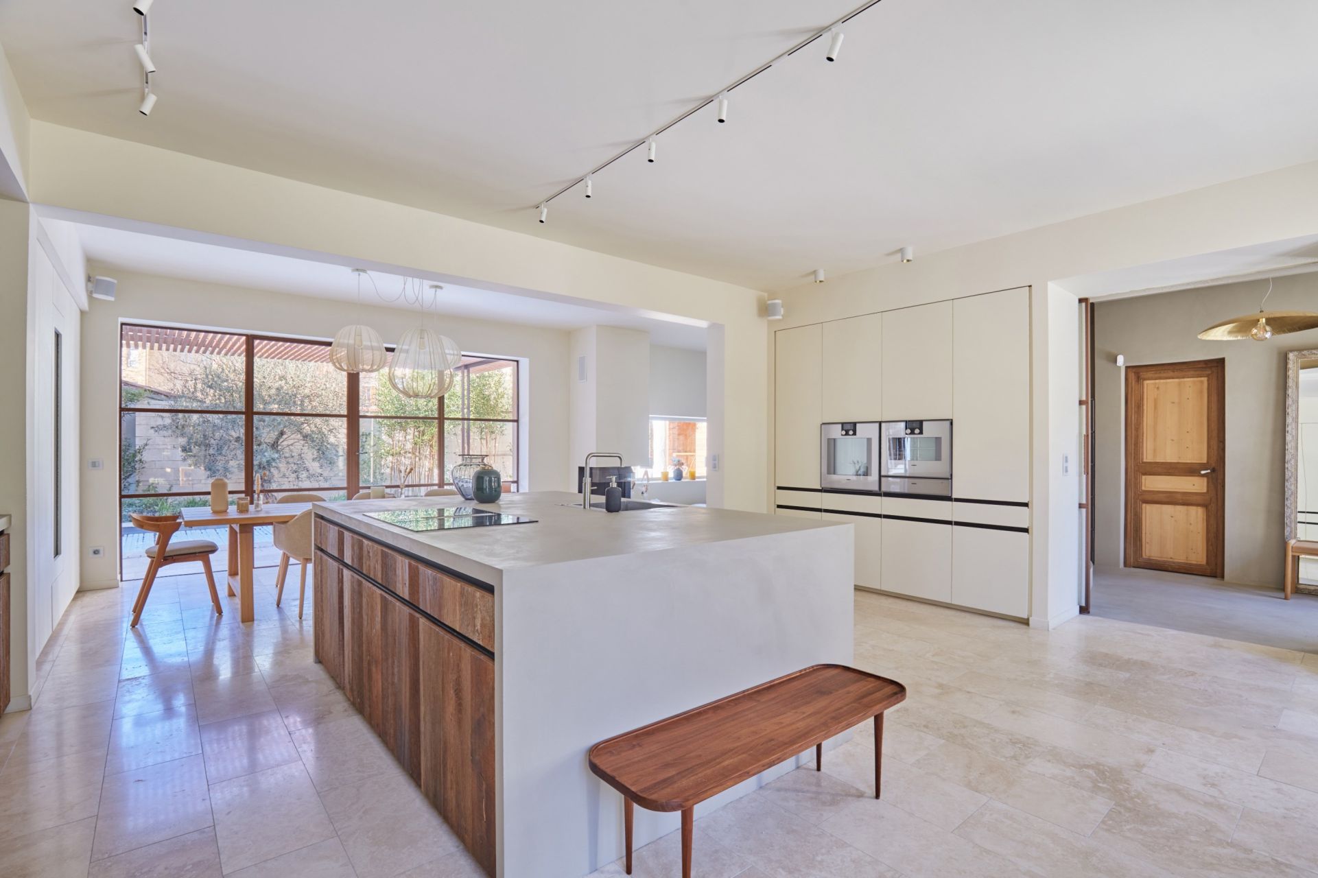 house 8 Rooms for sale on AIX EN PROVENCE (13100)