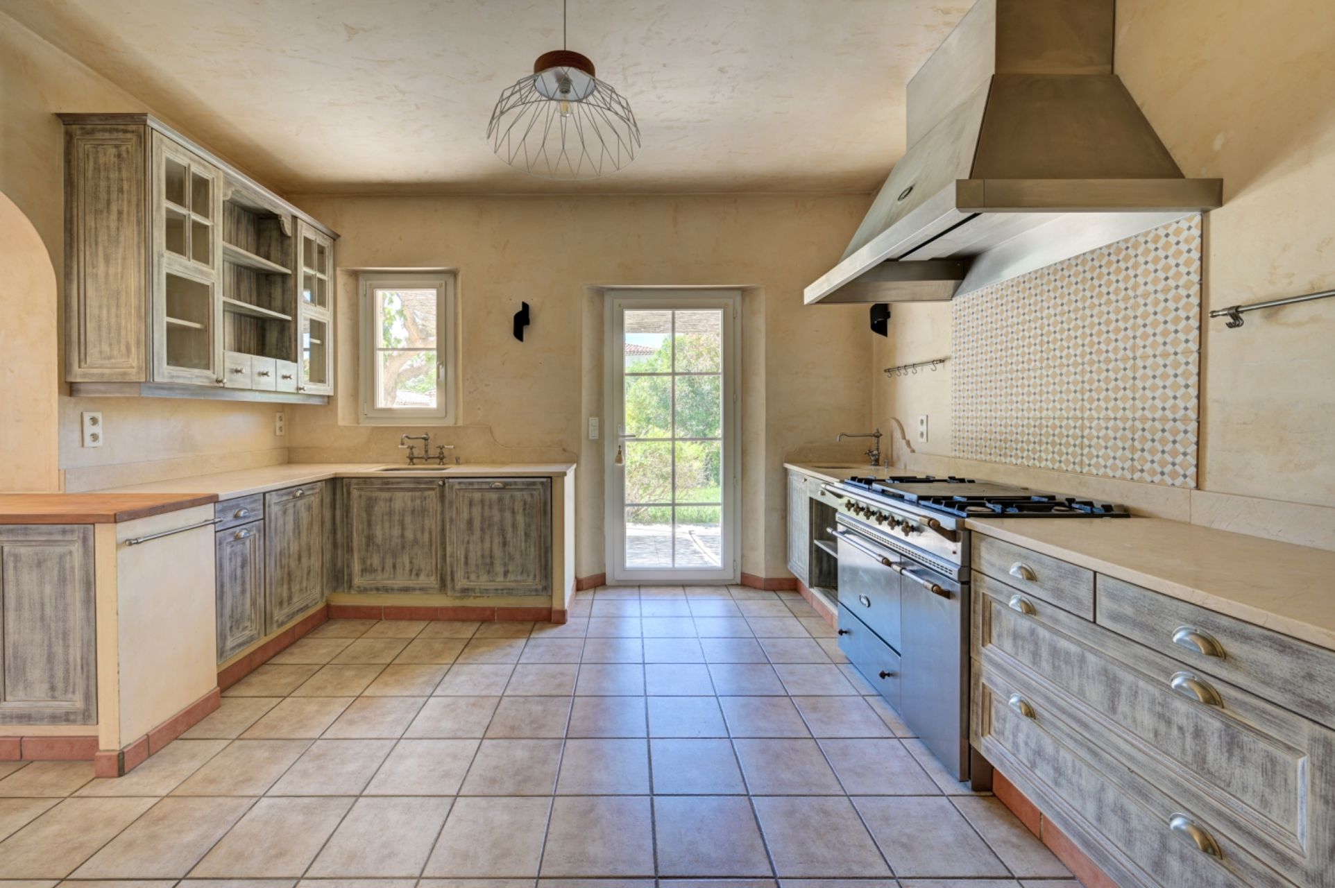 house 7 Rooms for sale on EGUILLES (13510)