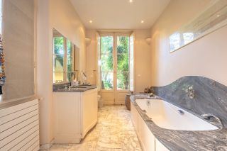 apartment 8 Rooms for sale on AIX EN PROVENCE (13100)