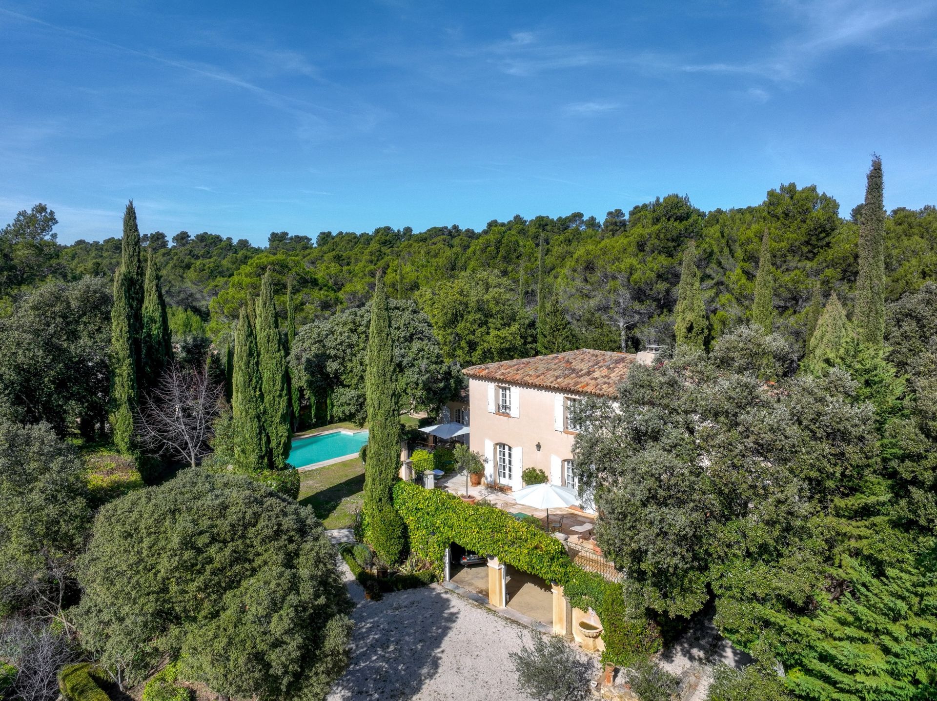 house 8 Rooms for sale on AIX EN PROVENCE (13100)