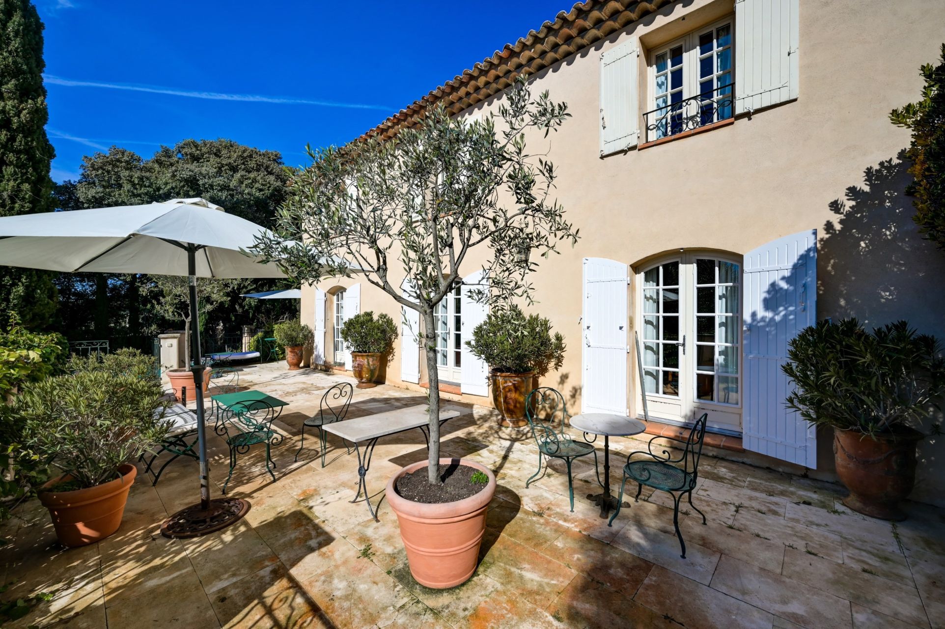 house 8 Rooms for sale on AIX EN PROVENCE (13100)