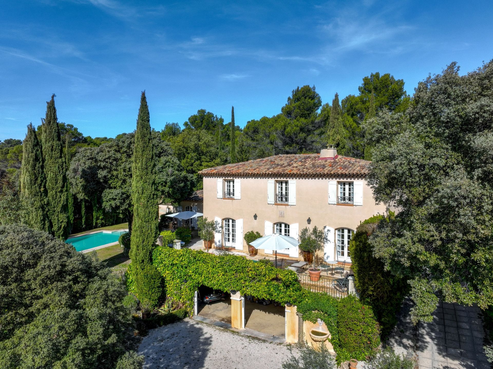 house 8 Rooms for sale on AIX EN PROVENCE (13100)