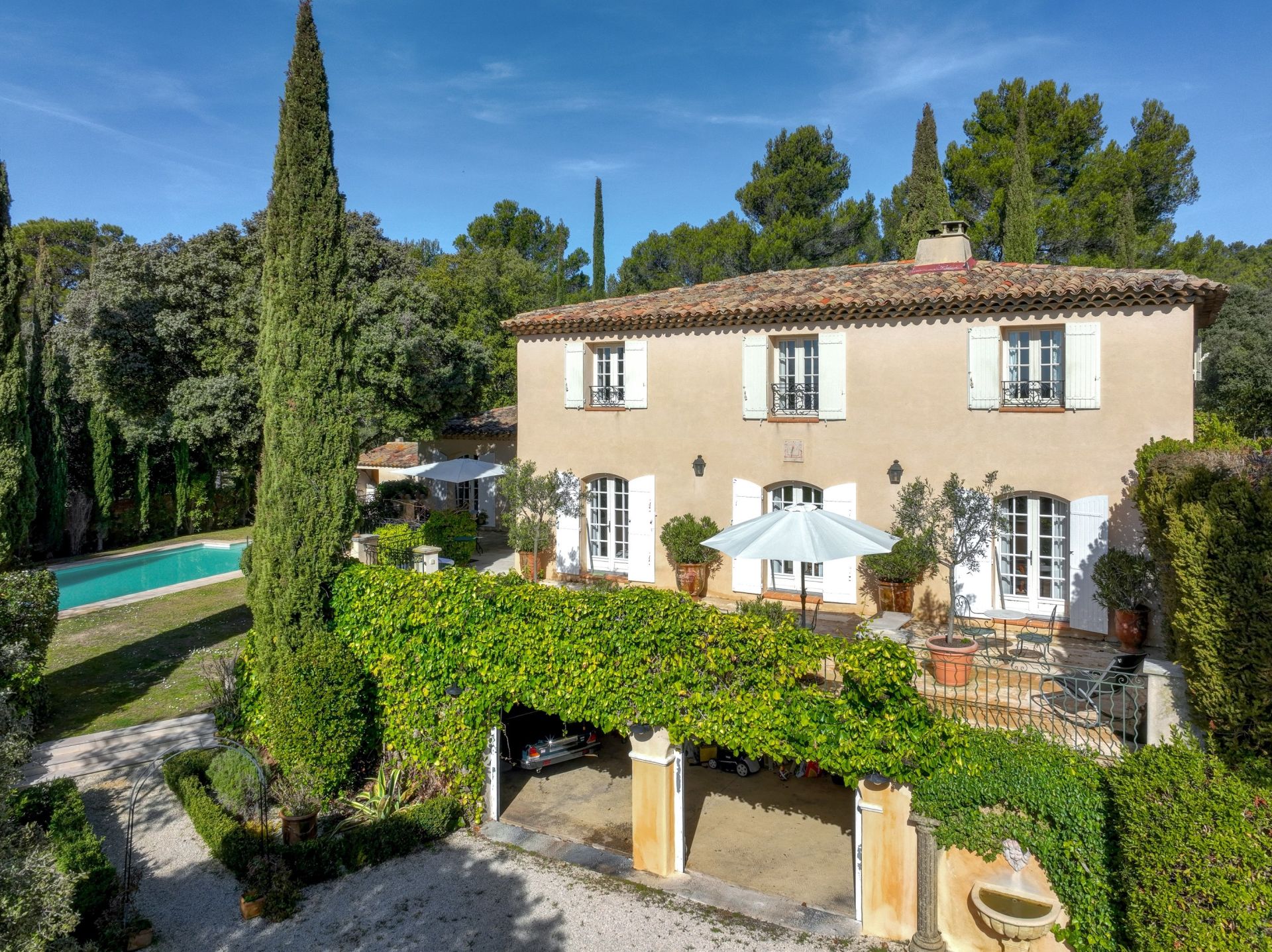 house 8 Rooms for sale on AIX EN PROVENCE (13100)