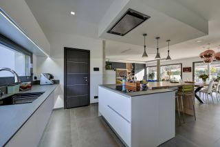 house 7 Rooms for sale on AIX EN PROVENCE (13100)