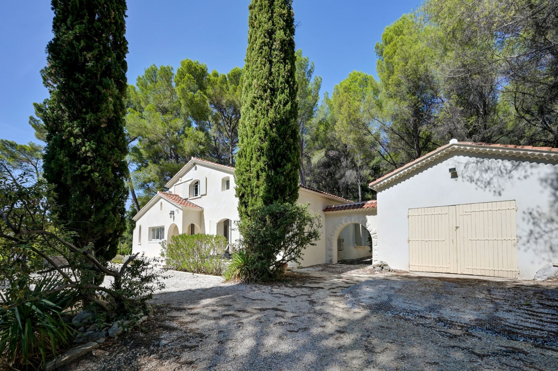 house 6 Rooms for sale on EGUILLES (13510)