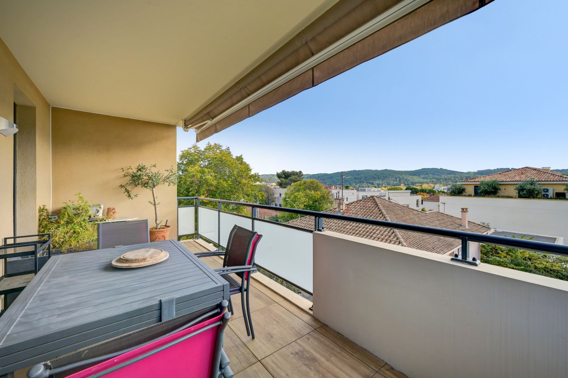 apartment 4 Rooms for sale on AIX EN PROVENCE (13090)