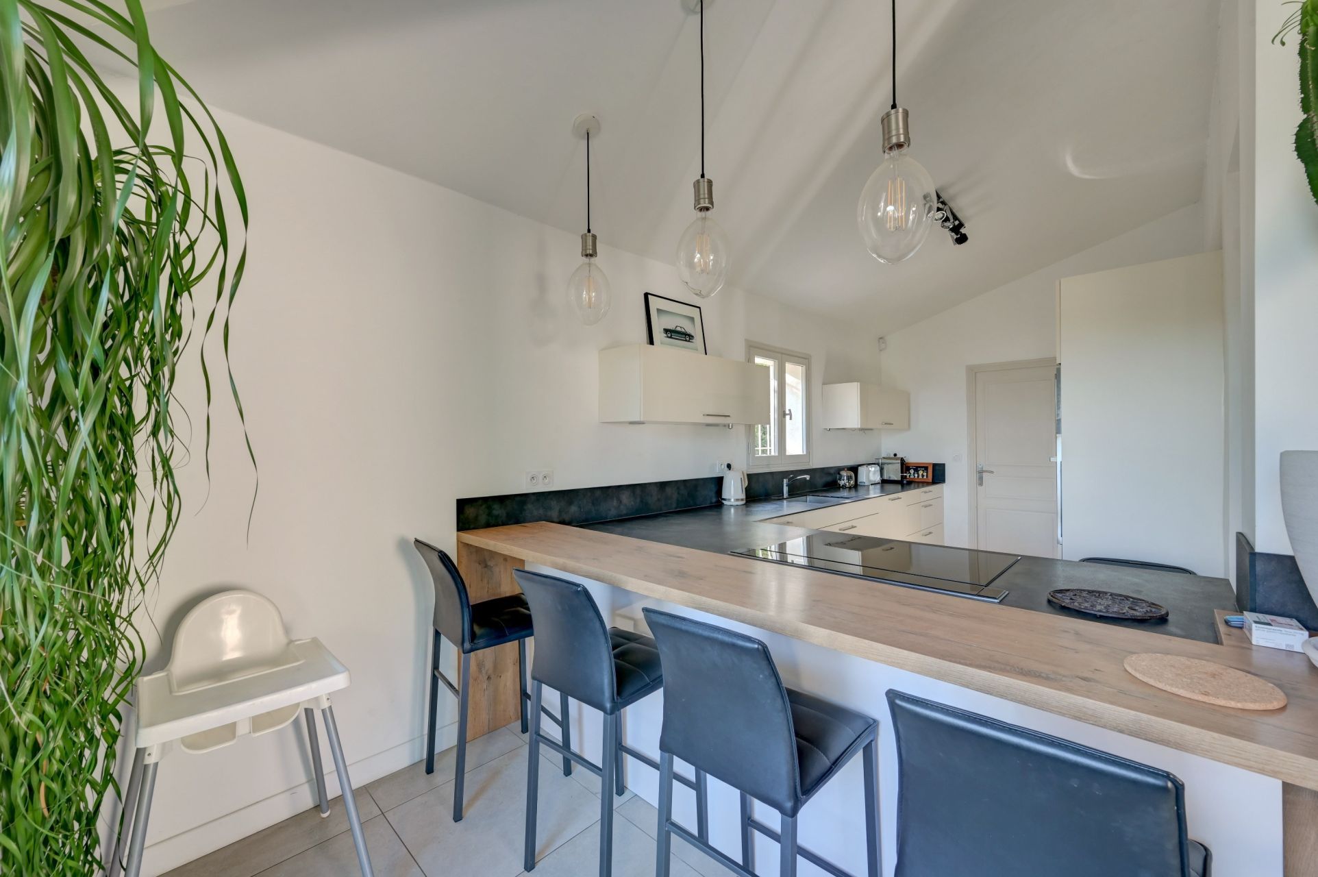 house 5 Rooms for sale on AIX EN PROVENCE (13100)