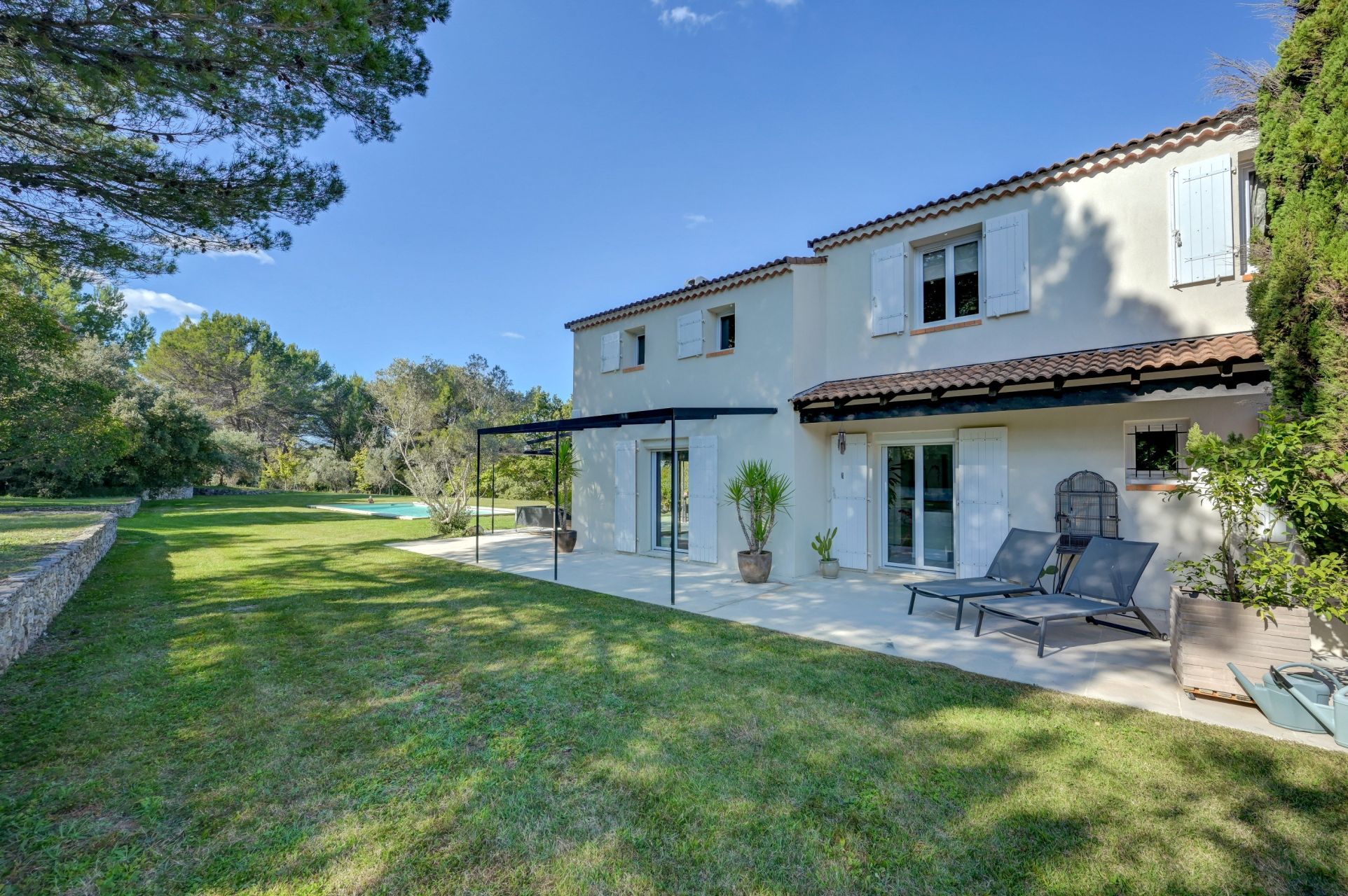 house 6 Rooms for sale on EGUILLES (13510)
