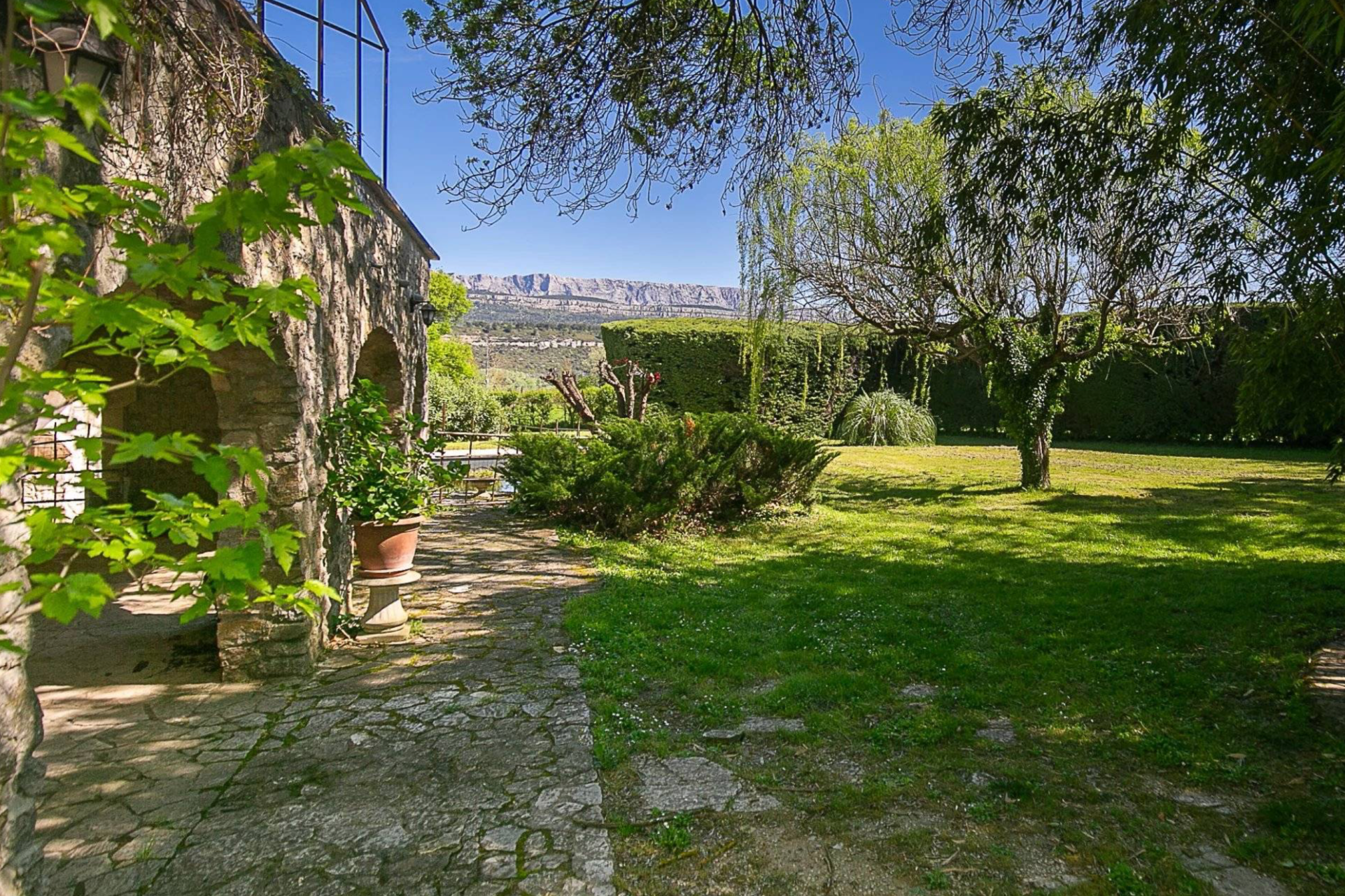 house 10 Rooms for sale on FUVEAU (13710)