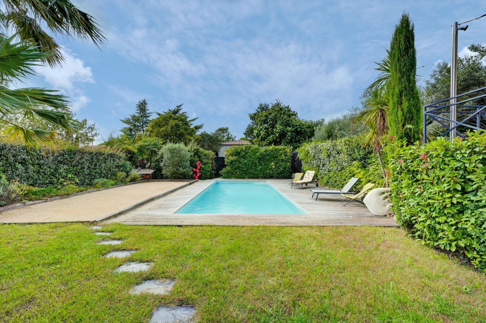 house 6 Rooms for sale on EGUILLES (13510)