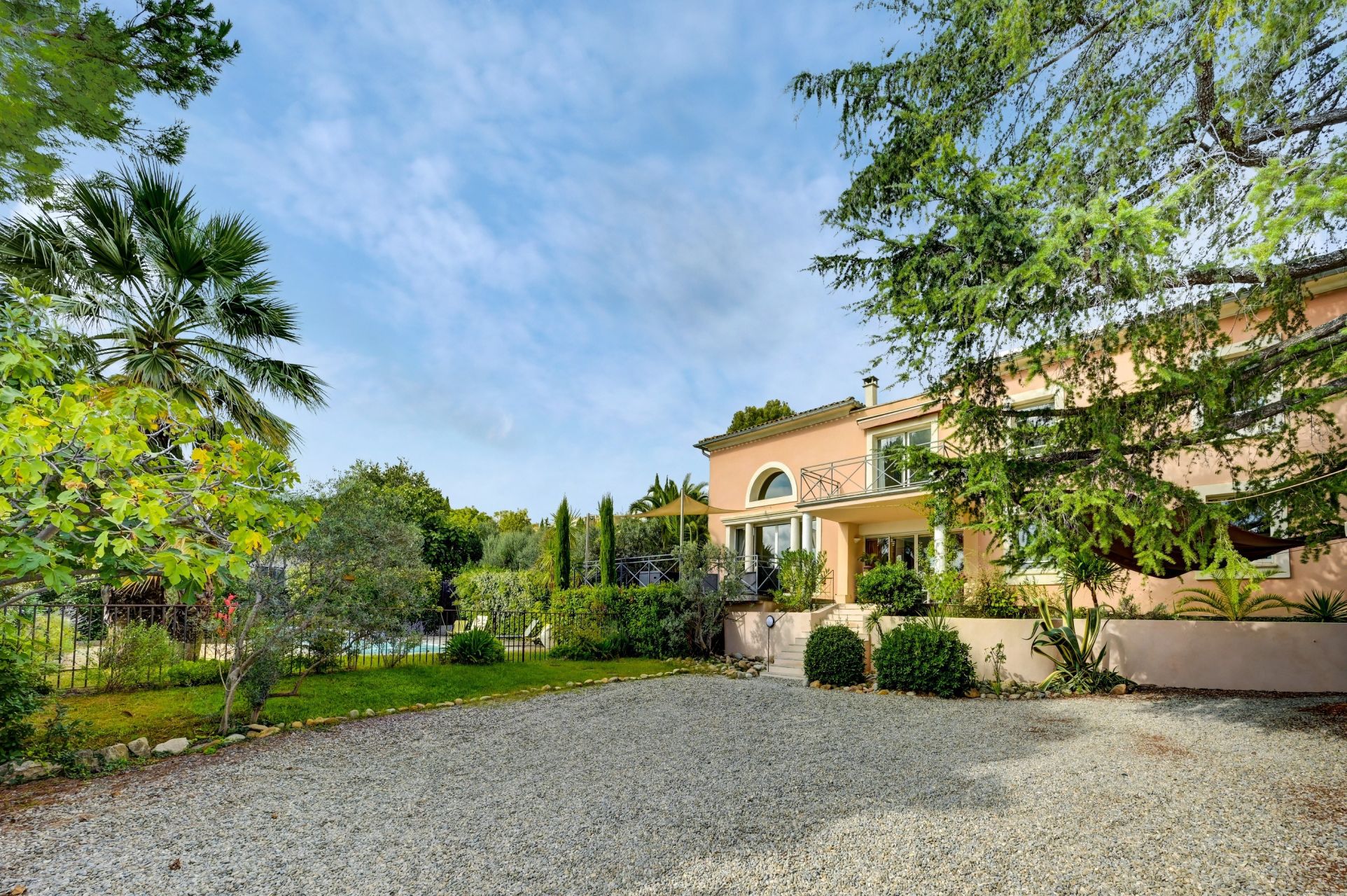 house 6 Rooms for sale on EGUILLES (13510)