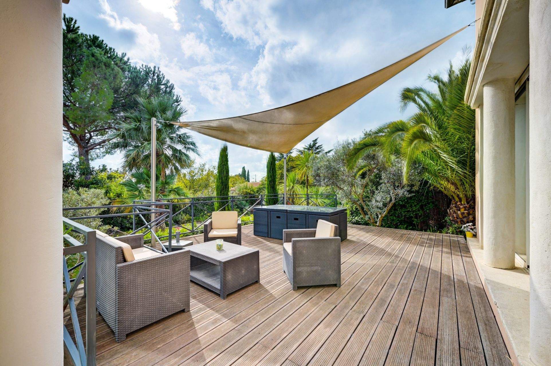 house 6 Rooms for sale on EGUILLES (13510)