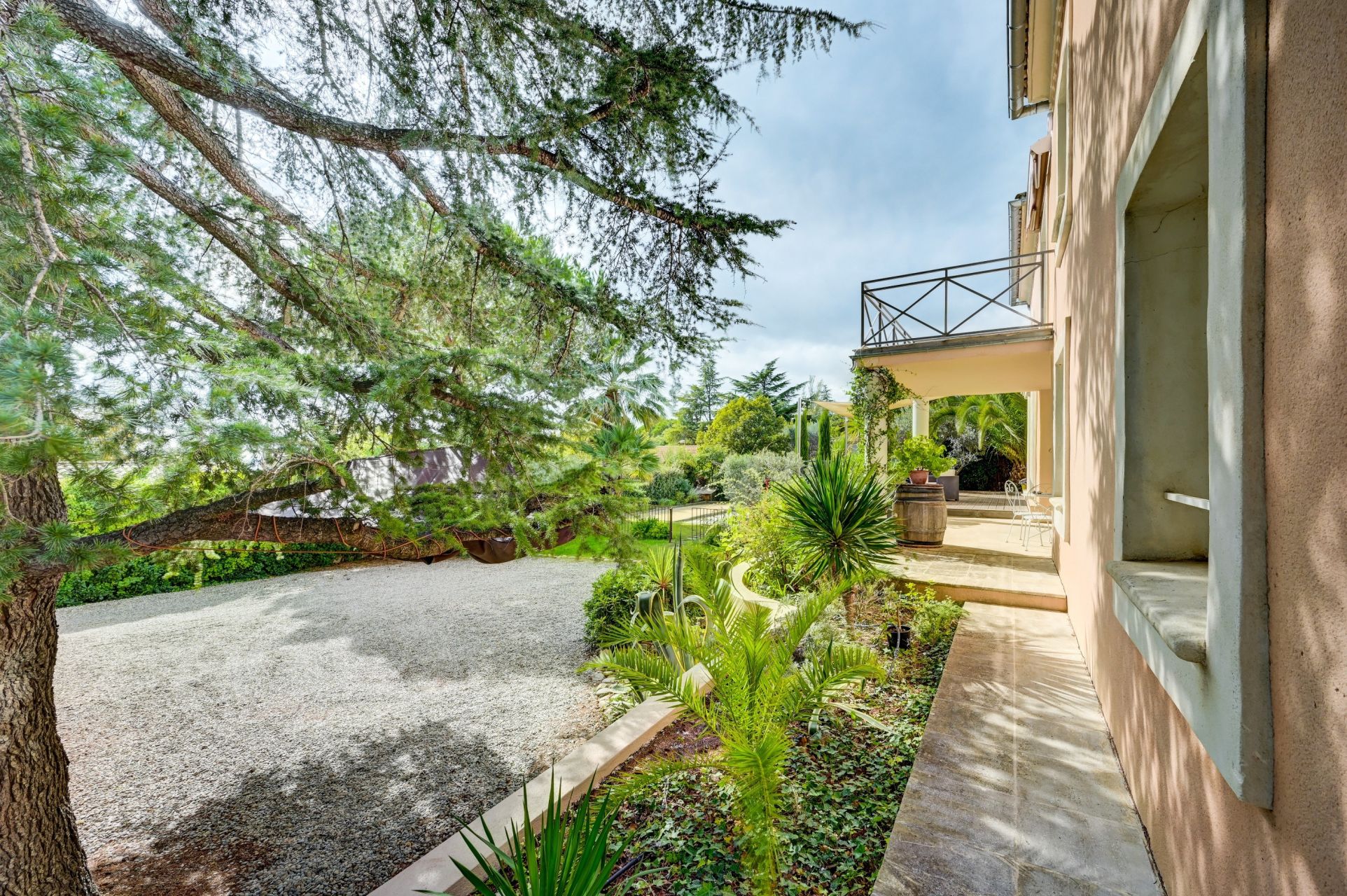 house 6 Rooms for sale on EGUILLES (13510)