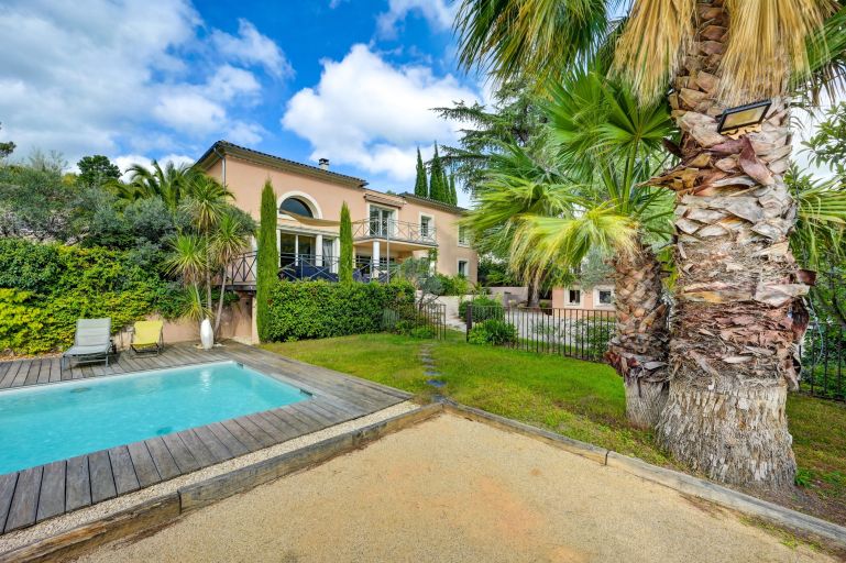 house 6 Rooms for sale on EGUILLES (13510)