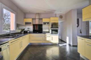 house 7 Rooms for sale on AIX EN PROVENCE (13100)