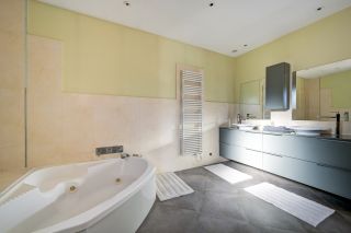 house 7 Rooms for sale on AIX EN PROVENCE (13100)