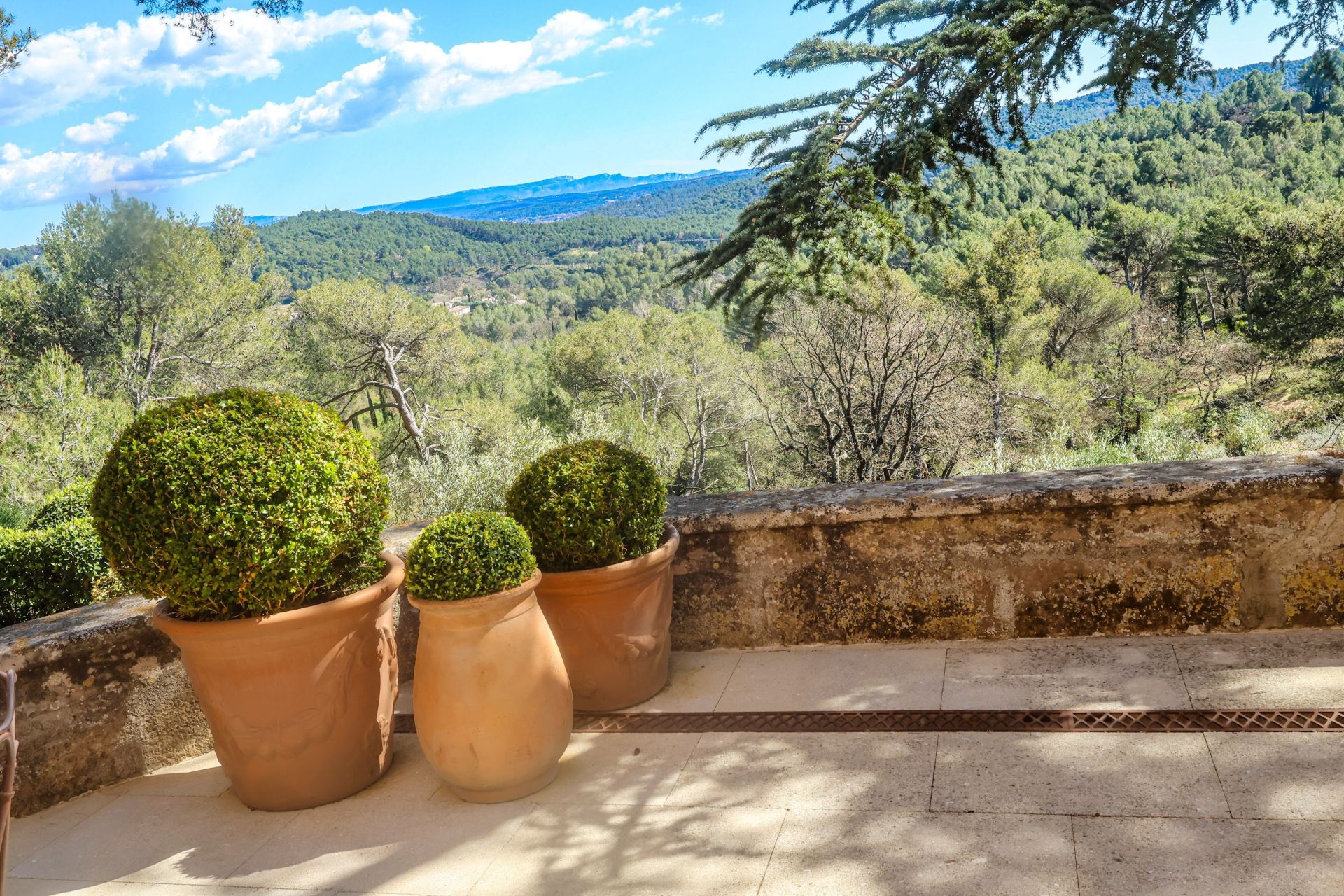 house 10 Rooms for sale on AIX EN PROVENCE (13100)