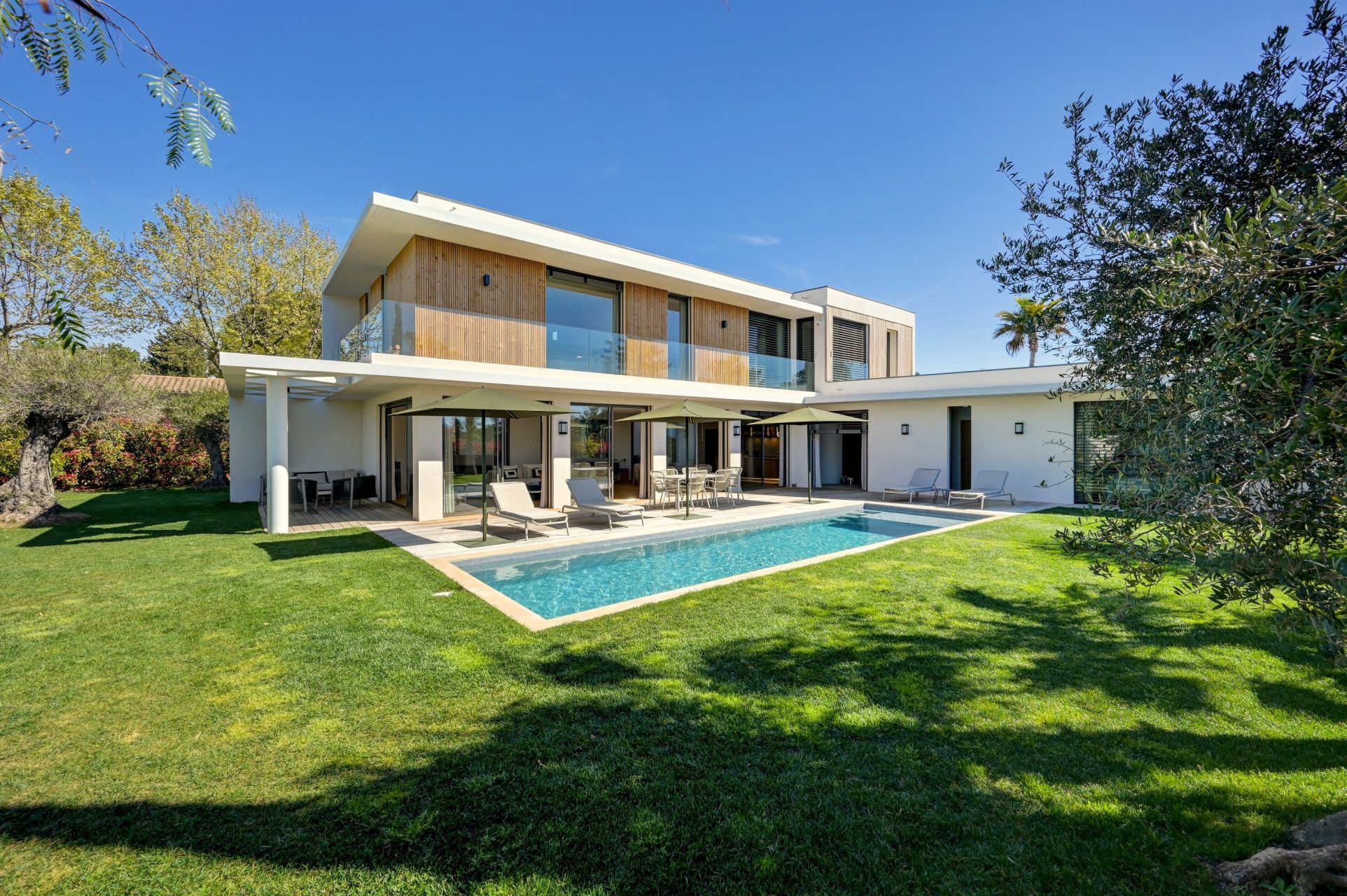 house 8 Rooms for sale on AIX EN PROVENCE (13100)
