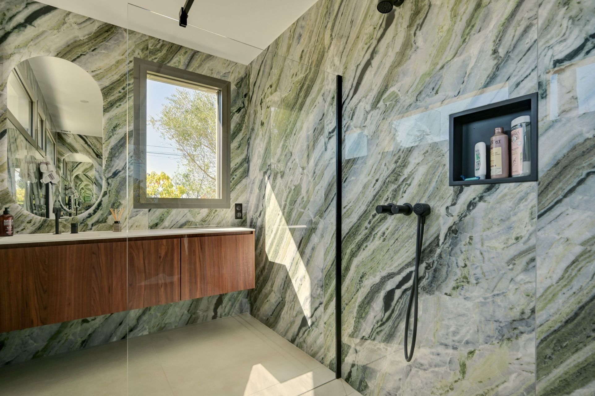 house 8 Rooms for sale on AIX EN PROVENCE (13100)