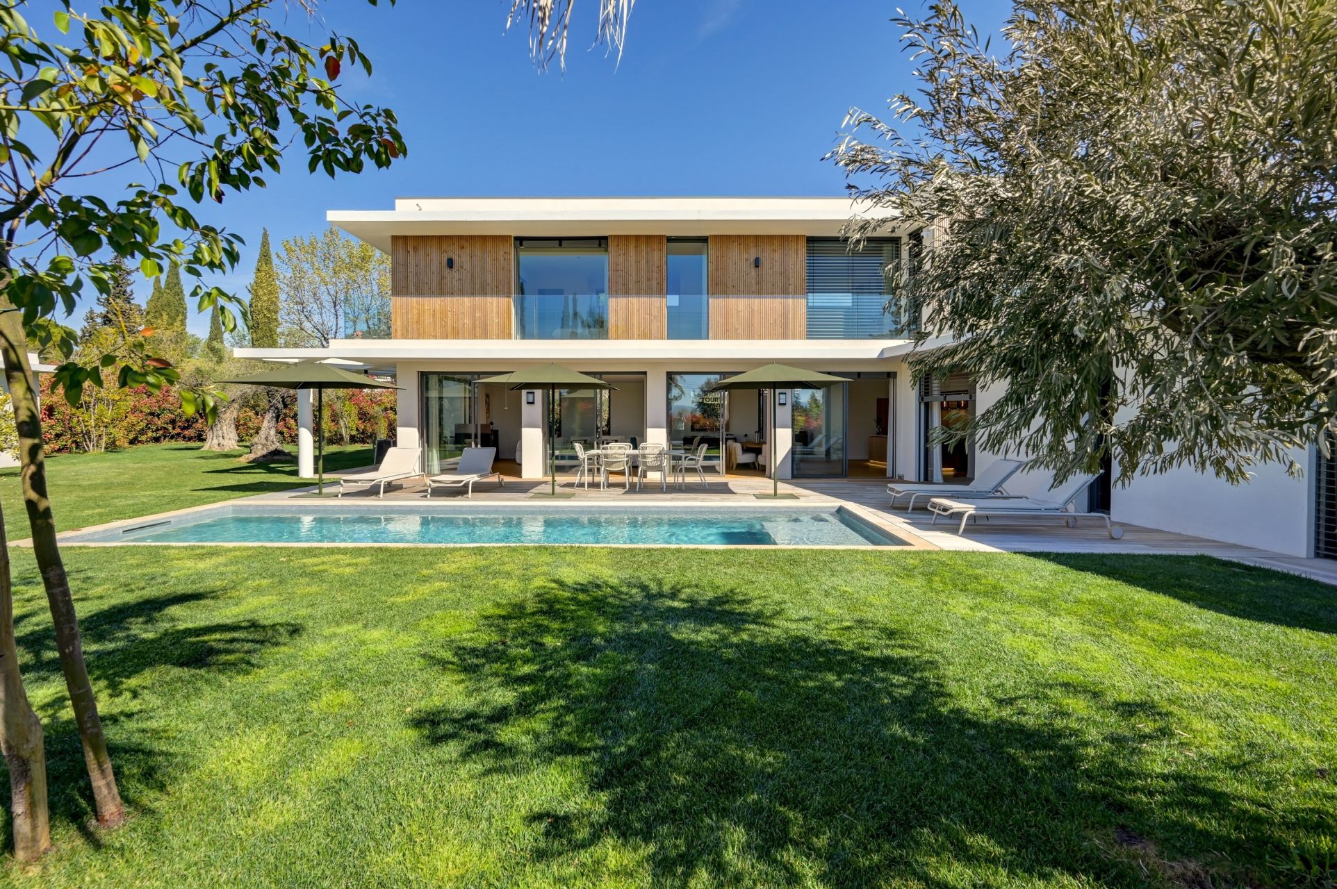 house 8 Rooms for sale on AIX EN PROVENCE (13100)